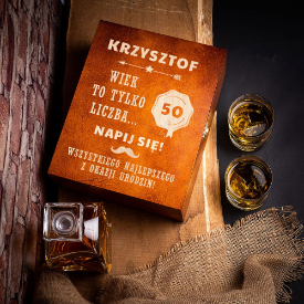 Karafka i szklanki na whisky w skrzynce na 50 urodziny